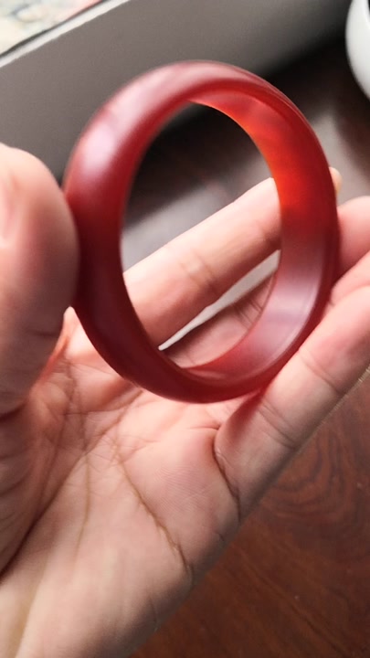 老师您好,请帮我鉴定下这个南红磨砂手镯,谢谢您